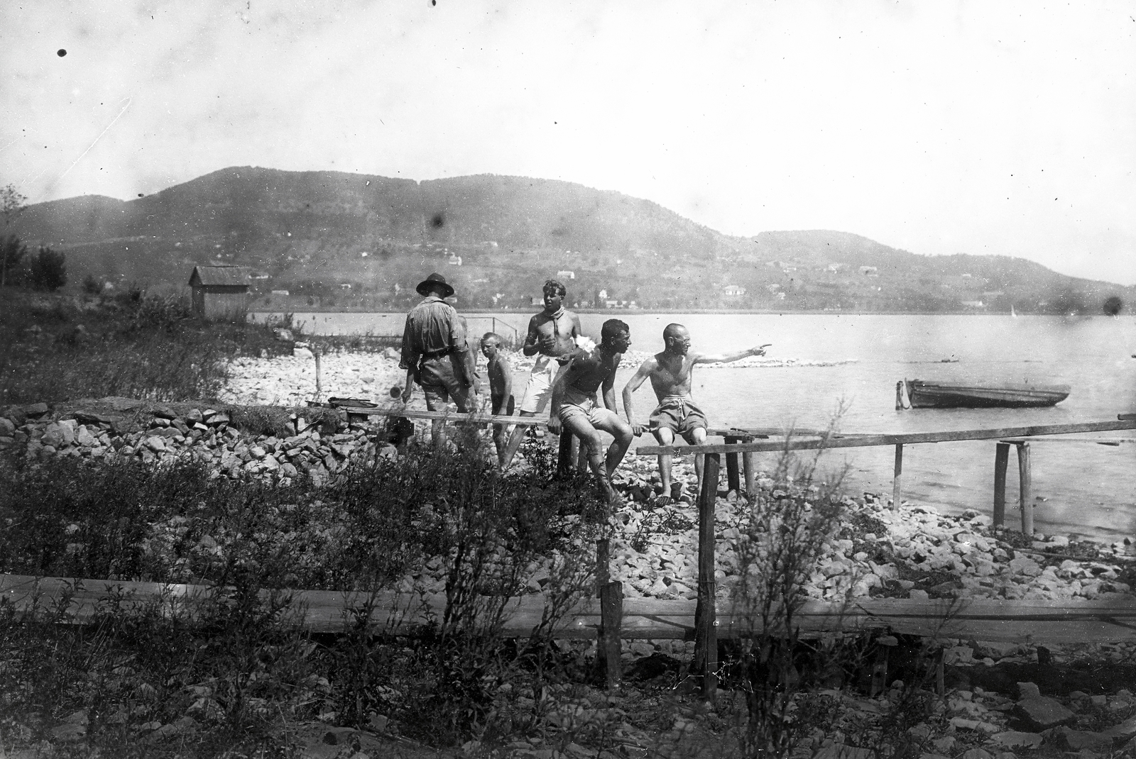 Hungary,Lake Balaton, Badacsonytomaj, háttérben Badacsonyörs és az Örsi hegy., 1916, Sibinger János, sitting on a handrail, half-naked, Fortepan #274777