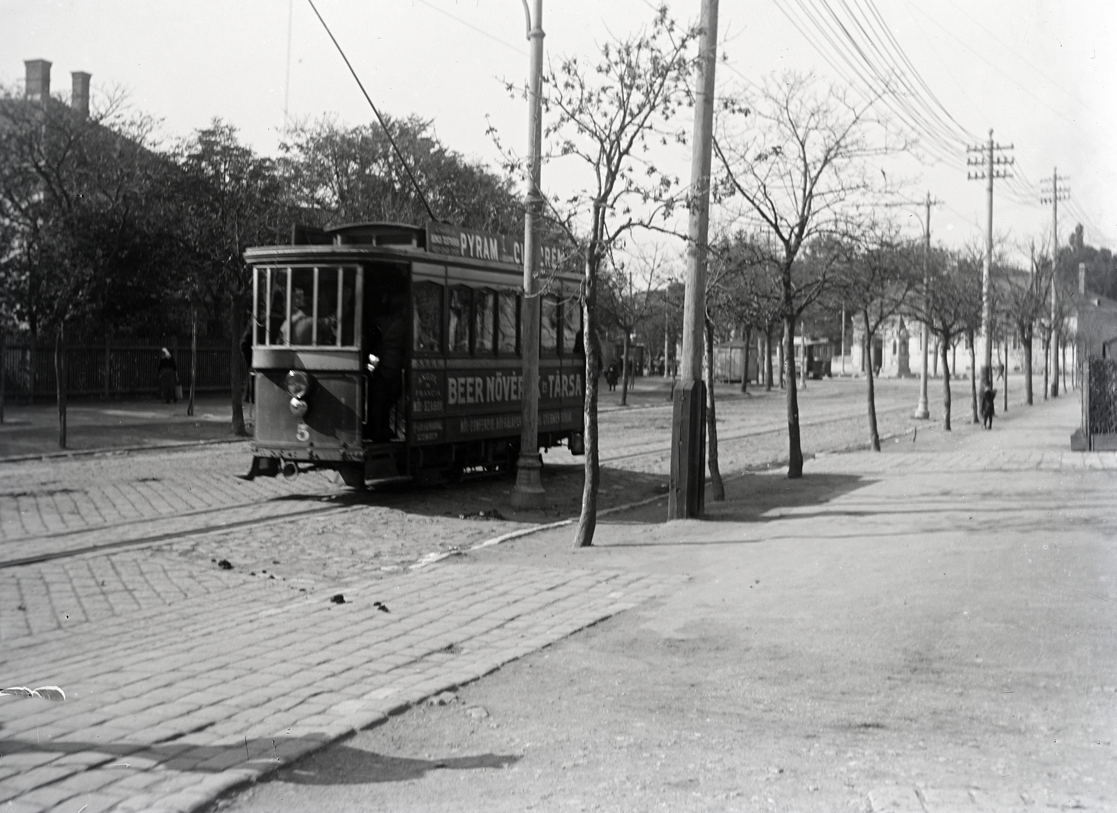 Magyarország, Sopron, Kossuth Lajos utca, távolabb jobbra a Ferenczy János utca torkolatánál álló villamos előtt az Óratorony látható., 1922, Sibinger János, villamos, villanypózna, légvezeték, viszonylatszám, reklám, Fortepan #274784