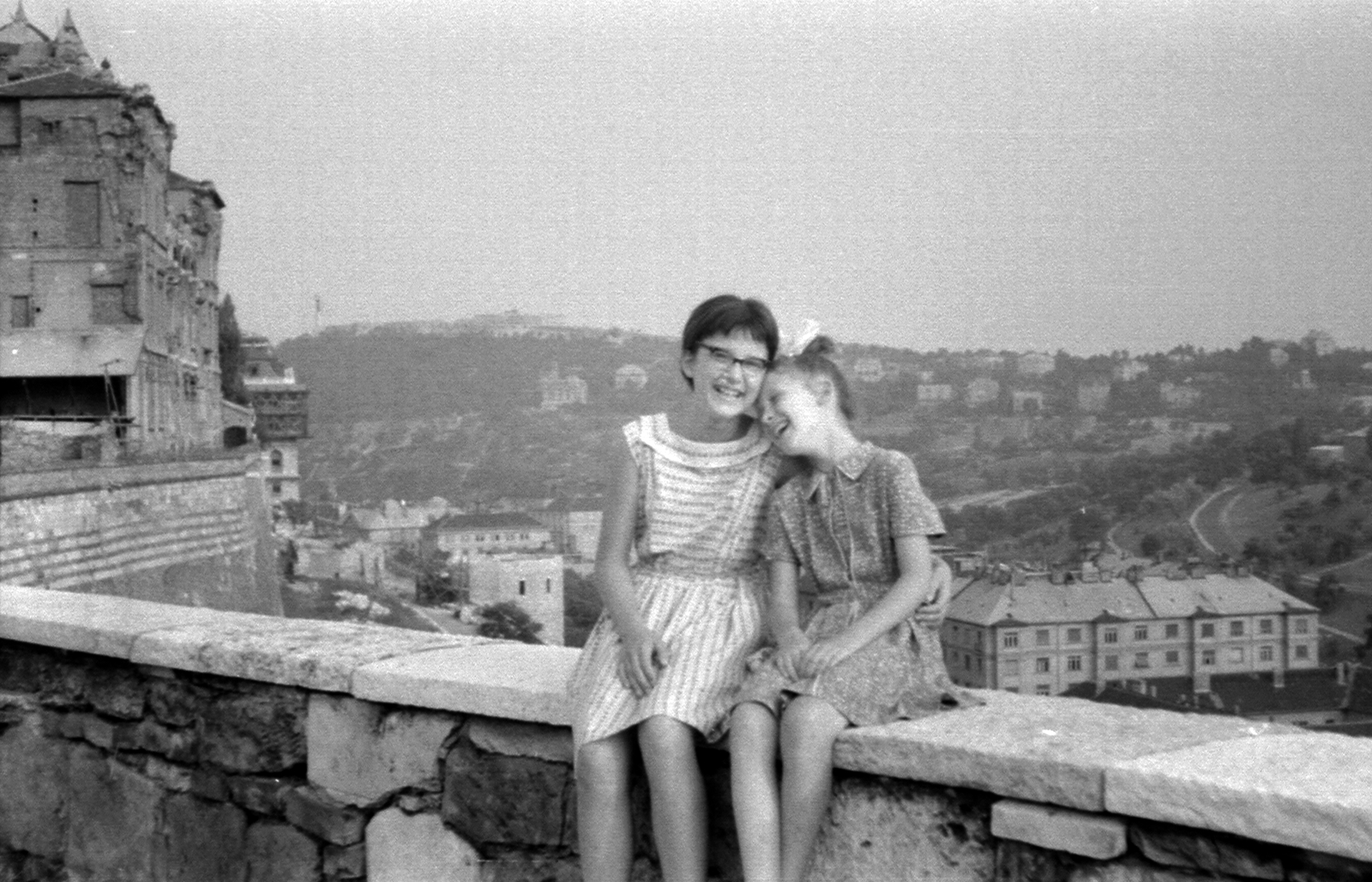 Magyarország, budai Vár, Budapest I., Fehérvári rondella, háttérben balra a József főhercegi palota romja, távolabb a Gellérthegy., 1965, Mészöly Leonóra, szemüveg, lány, kettős portré, Budapest, mosoly, Fortepan #27479