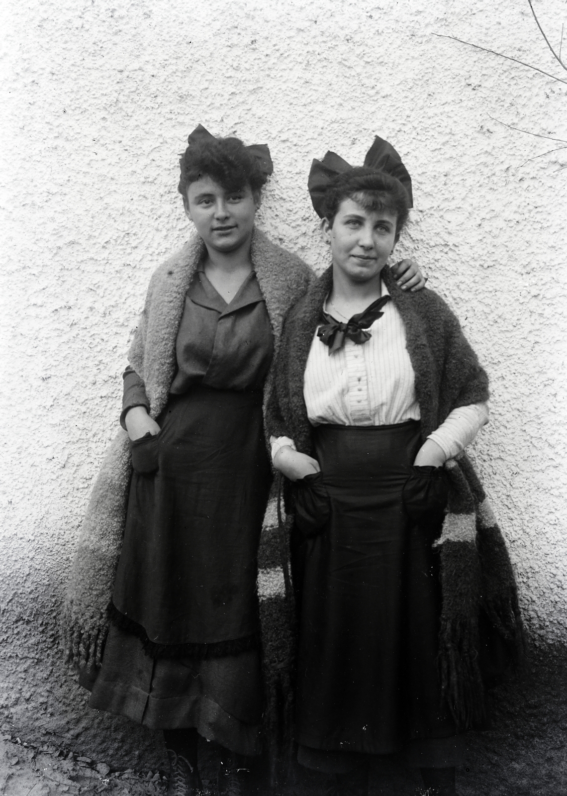 1920, Sibinger János, Best of, girls, scarf, ribbon, akimbo, Fortepan #274799