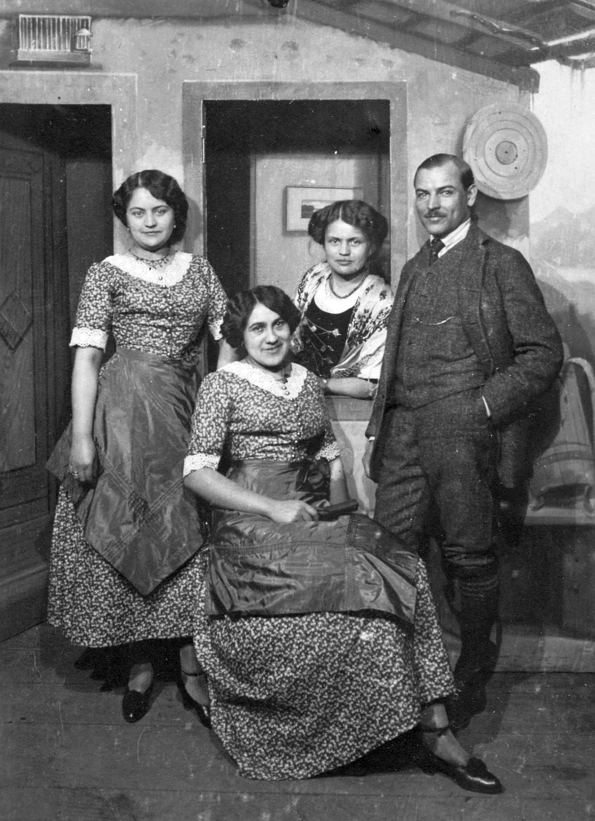 1915, Mészöly Leonóra, yard, tableau, smile, folk costume, target, Fortepan #27486