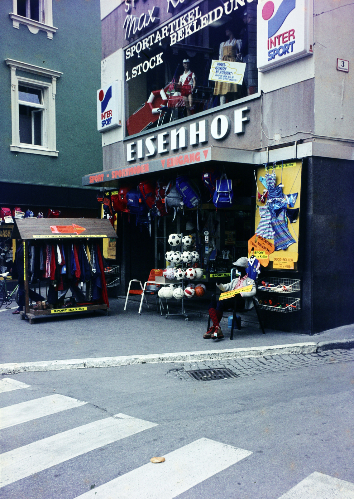 Ausztria, Lienz, Johannesplatz, jobbra a Zwergergasse., 1981, Kristek Pál, sportbolt, színes, Fortepan #274880