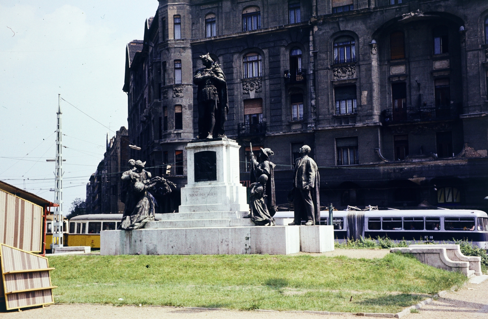 Hungary, Budapest XI., Móricz Zsigmond körtér, Szent Imre szobor (Kisfaludi Strobl Zsigmond, 1930.). Háttérben balra a Karinthy Frigyes út épületei., 1970, Kristek Pál, Budapest, Fortepan #274886