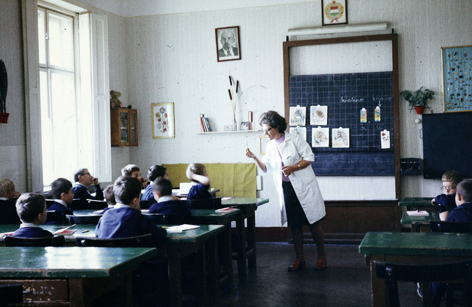 1972, Kristek Pál, classroom, Lenin-portrayal, colorful, crest, blackboard, Fortepan #274901