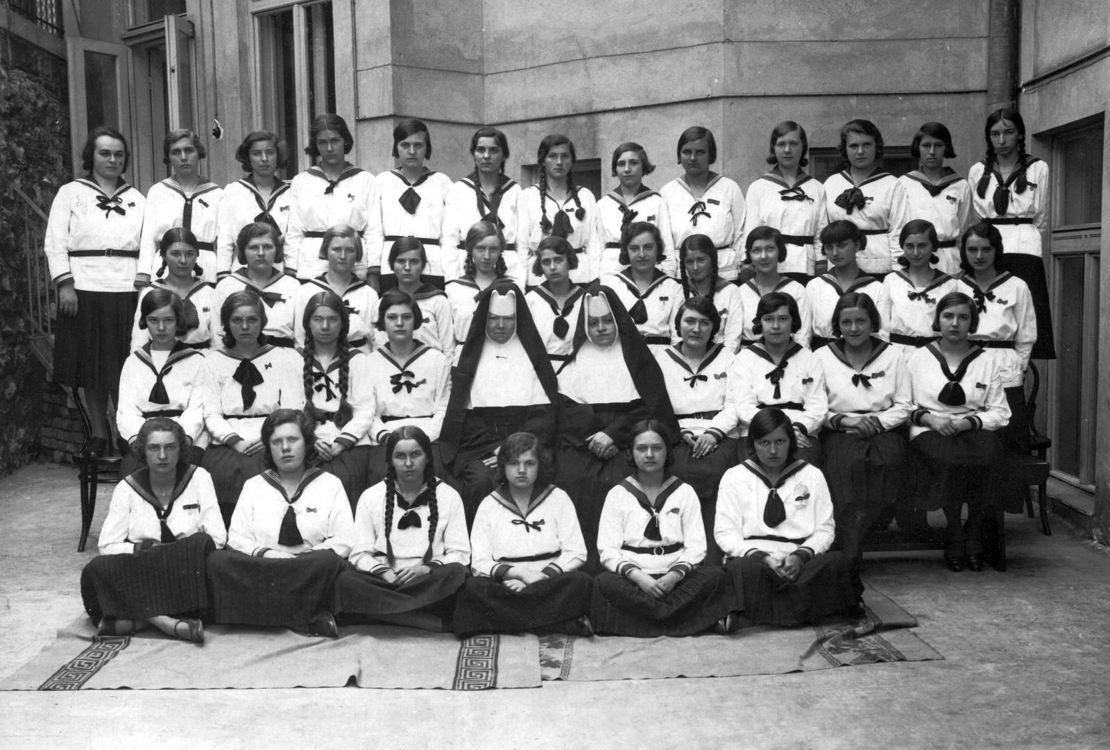 1930, Mészöly Leonóra, yard, class photo, tableau, nun, girls' class, sailor blouse, Fortepan #27491