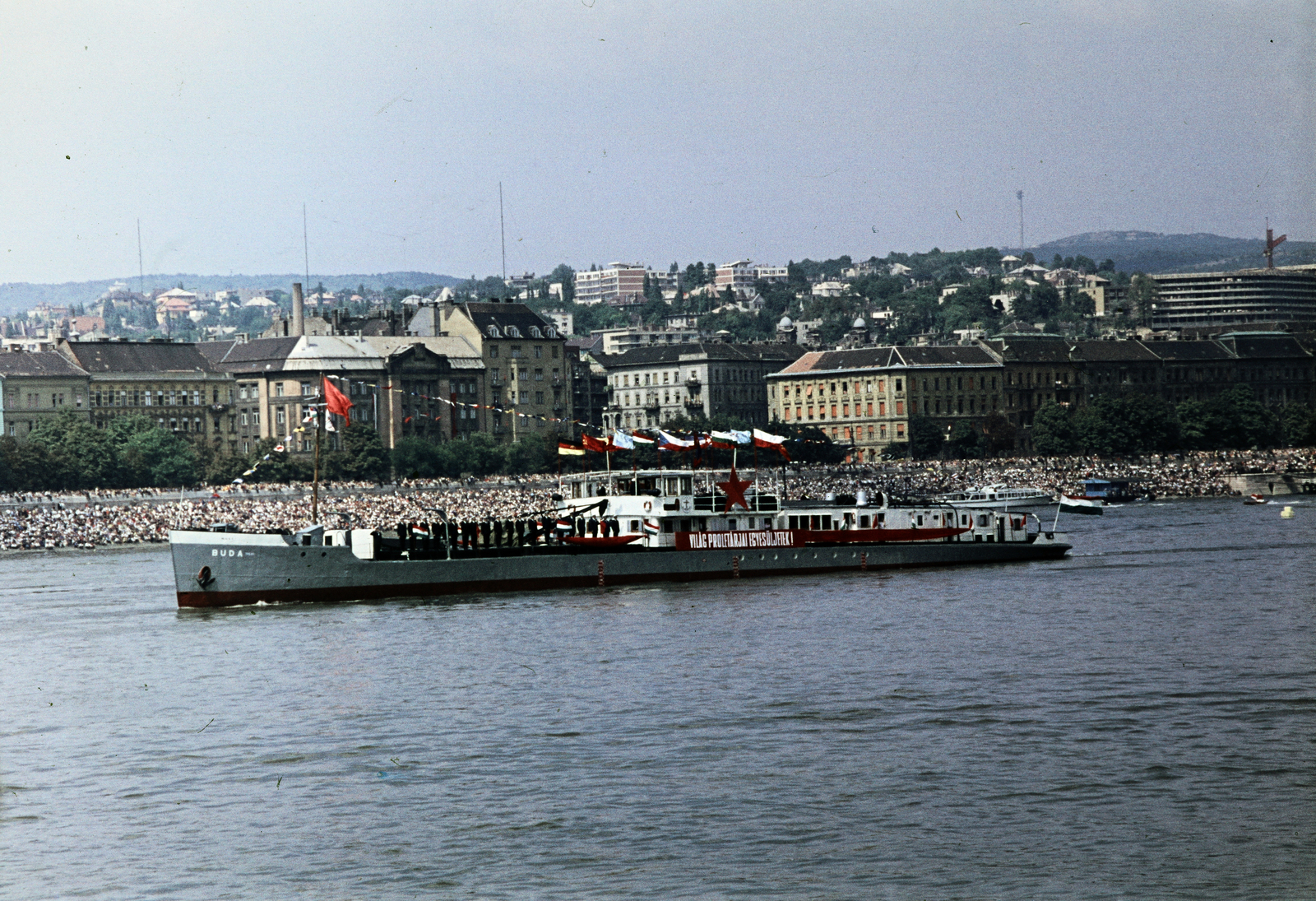 Hungary, Budapest II., augusztus 20-i víziparádé, szemben középen a Bem József tér, háttérben a Rózsadomb., 1970, Kristek Pál, Red Star, ship, Buda ship, Budapest, Fortepan #274914