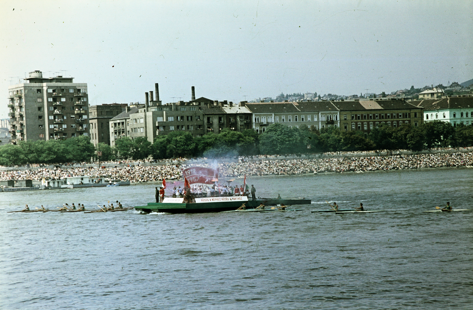 Hungary, Budapest II., augusztus 20-i víziparádé, háttérben a Bem rakpart és balra a "pontház" a Vitéz utcánál., 1970, Kristek Pál, Budapest, Fortepan #274915