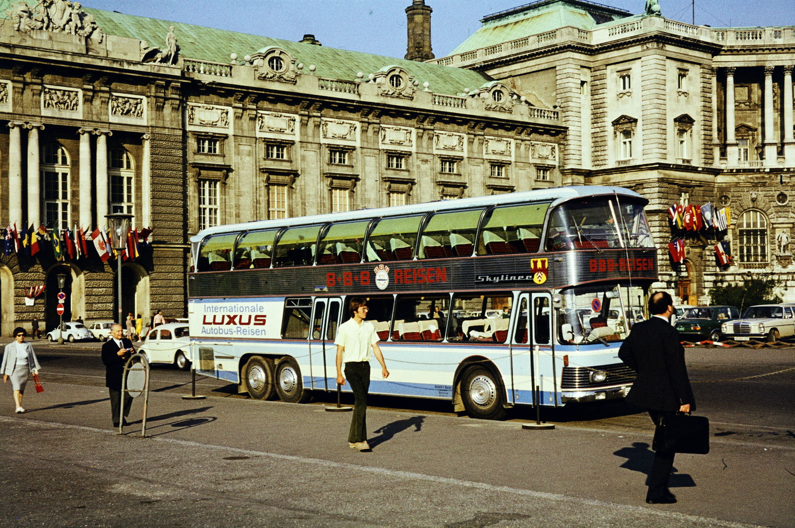 Austria, Vienna, Heldenplatz, Hofburg., 1976, Kristek Pál, double-decker, colorful, Fortepan #274917