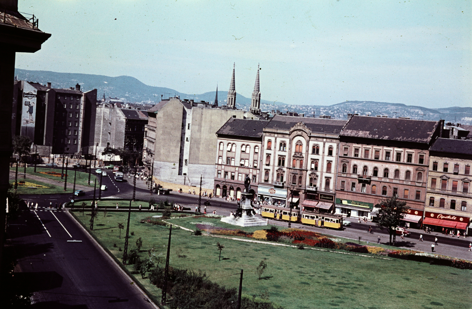 Magyarország, Budapest VII.,Budapest VIII., Baross tér, középen Baross Gábor szobra, távolabb a Rottenbiller utca torkolata. Háttérben az Árpád-házi Szent Erzsébet-templom tornyai., 1966, Kristek Pál, villamos, cipőbolt, Budapest, Fortepan #274919