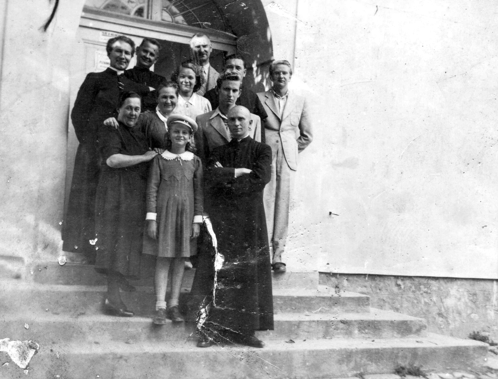 Ukrajna,Kárpátalja, Beregszász, a Katolikus templom bejárata., 1943, Mészöly Leonóra, pap, katolikus, hátratett kéz, karba tett kéz, Fortepan #27492