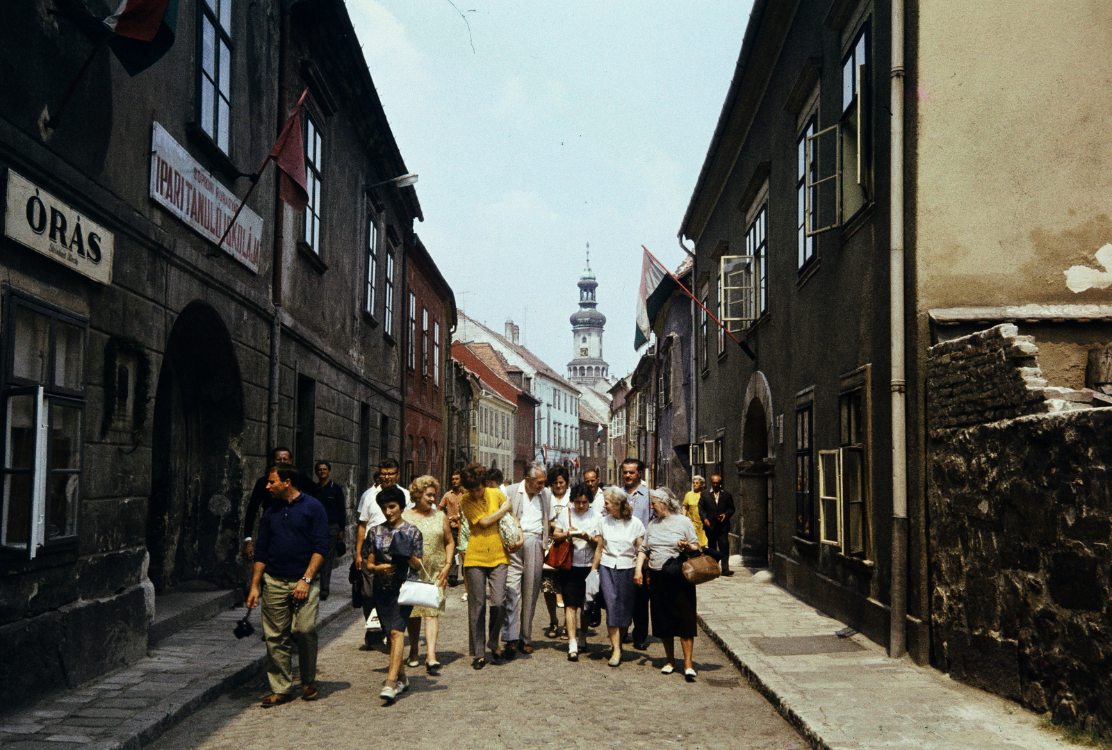 Hungary, Sopron, Új utca a Fő (Beloiannisz) tér felé nézve, háttérben a Tűztorony., 1971, Kristek Pál, colorful, Fortepan #274923