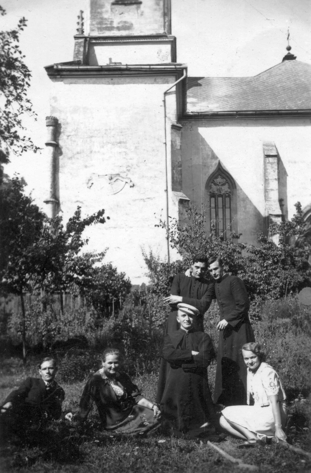 Ukrajna,Kárpátalja, Beregszász, a katolikus templom., 1943, Mészöly Leonóra, katolikus, karok a vállon, Fortepan #27493