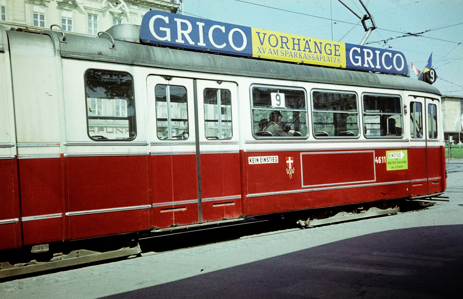 Ausztria, Bécs, Mariahilfer Gürtel, a Mariahilfer Straße kereszteződésénél. Jobb szélen a villamos előtt a Westbahnhof részlete látható., 1971, Kristek Pál, Fortepan #274936