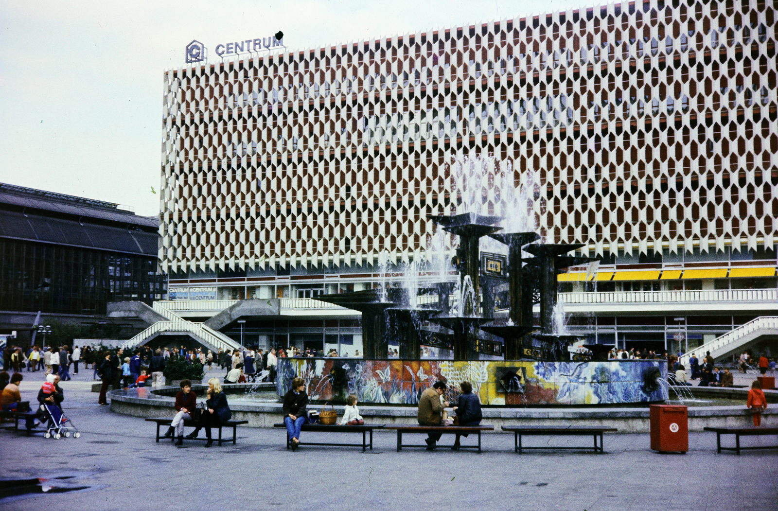 Germany, Berlin, Kelet-Berlin, Alexanderplatz. Előtérben a Népek Barátsága szökőkút (Brunnen der Völkerfreundschaft), mögötte a Centrum Áruház., 1985, Kristek Pál, GDR, East-Berlin, colorful, Fortepan #274937