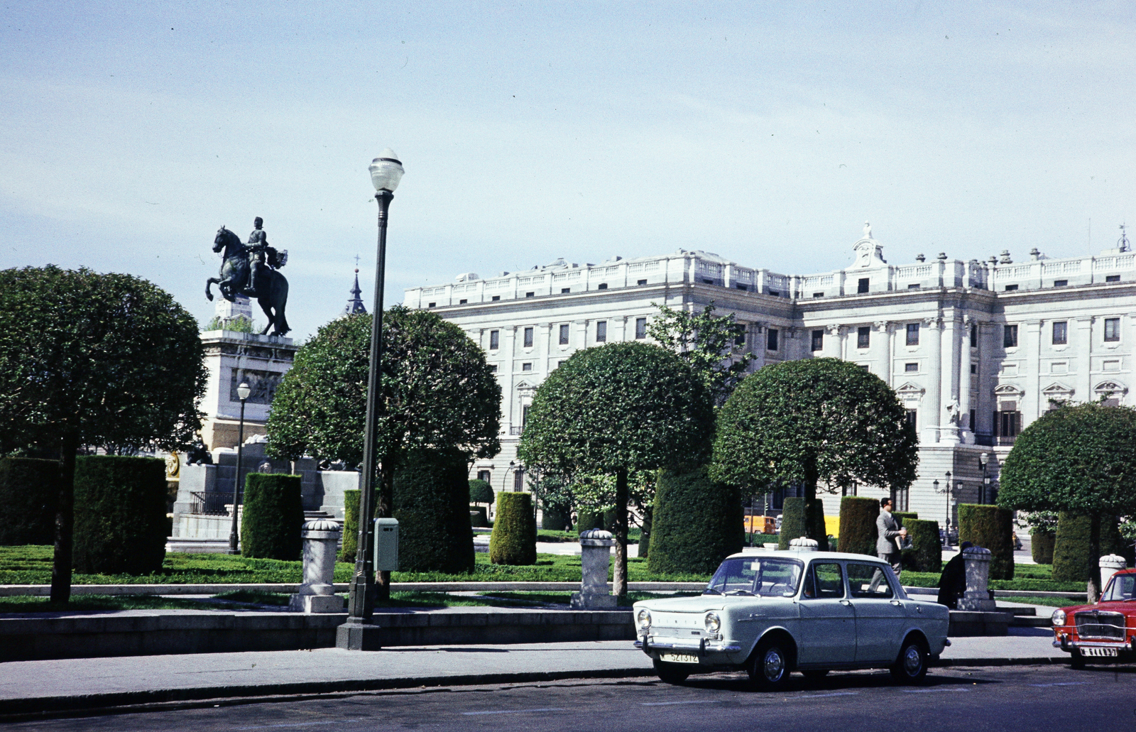 Spain, Madrid, Plaza de Oriente, balra IV. Fülöp lovasszobra, jobbra a spanyol királyi palota, a kettő közt a fák mögött az Almudena székesegyház.egyik tornya látszik., 1974, Kristek Pál, Fortepan #274942