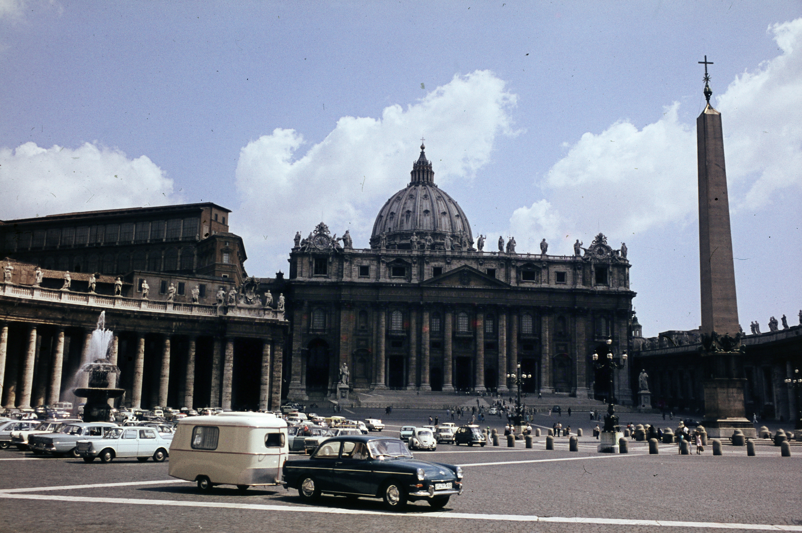 Italy, Rome,Vatican City, Szent Péter tér, Szent Péter-bazilika., 1970, Kristek Pál, Best of, Volkswagen Beetle, caravan, Volkswagen-brand, colorful, Fortepan #274944