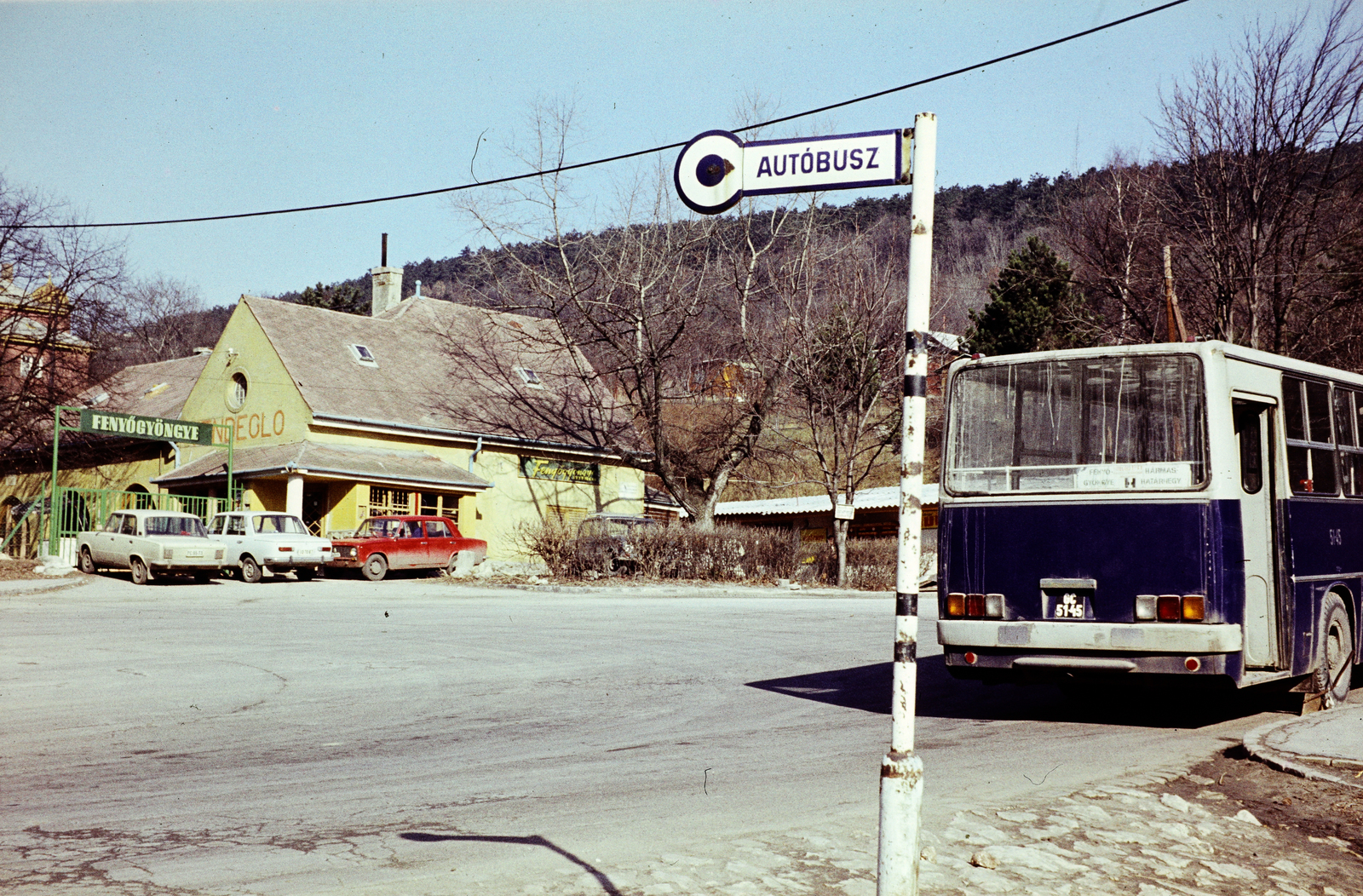 Hungary, Budapest II.,Budapest III., Hármashatárhegyi út, autóbusz-végállomás a Fenyőgyöngye étterem előtt., 1980, Kristek Pál, Ikarus-brand, bus, BKV-organisation, station, bus stop, Budapest, number plate, Fortepan #274949