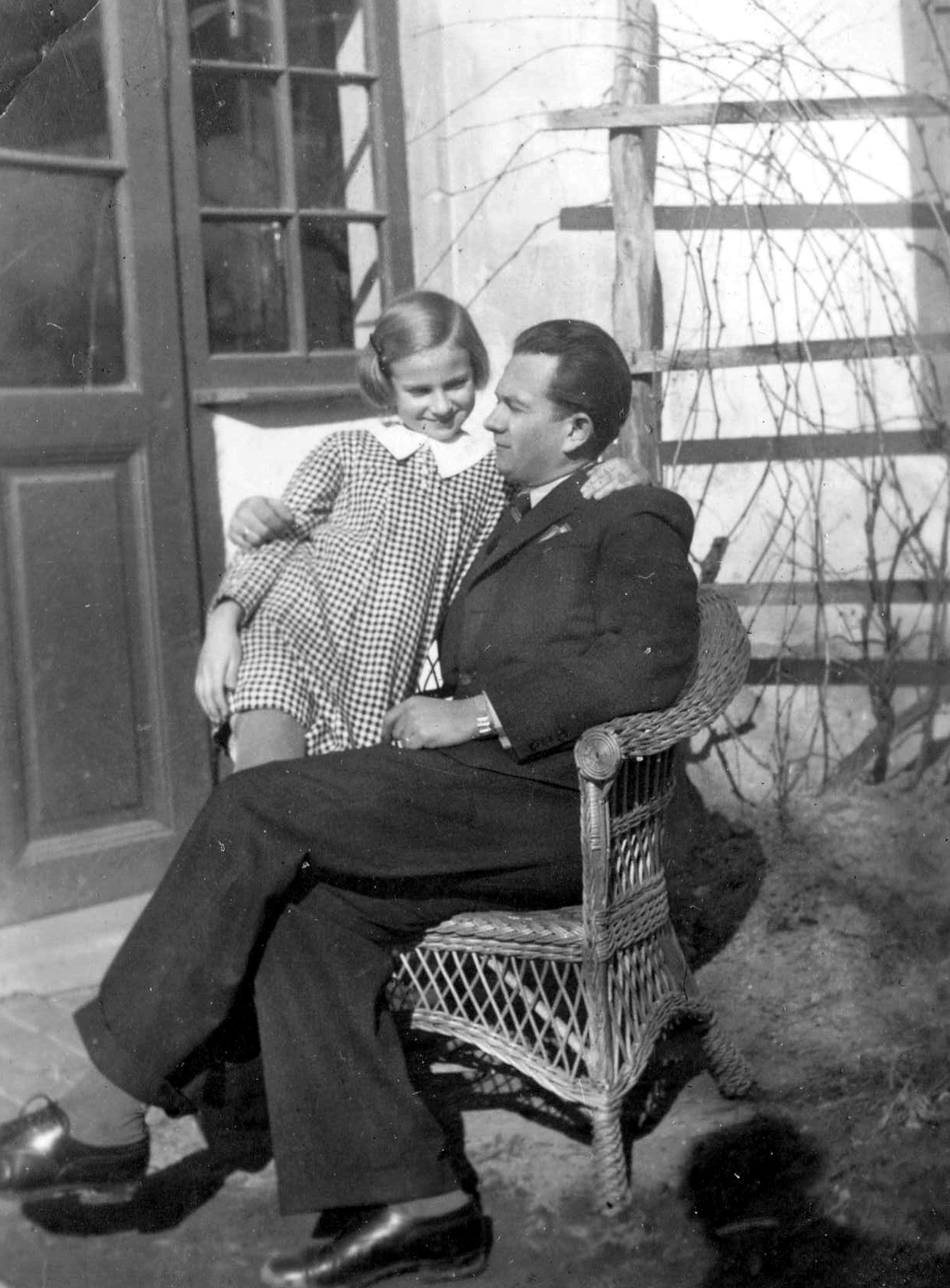 Magyarország, Debrecen, 1943, Mészöly Leonóra, fonott szék, karok a vállon, Fortepan #27495