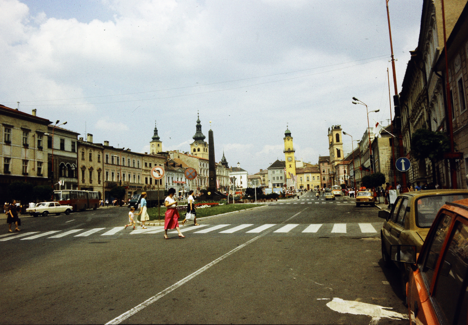 Szlovákia, Besztercebánya, Szlovák Nemzeti Felkelés (Slovenského národného povstania) tér (IV. Béla király tér), szemben az Óratorony, jobbra a Xavéri Szent Ferenc-székesegyház., 1983, Kristek Pál, gyalogátkelő, utcakép, Fortepan #274951