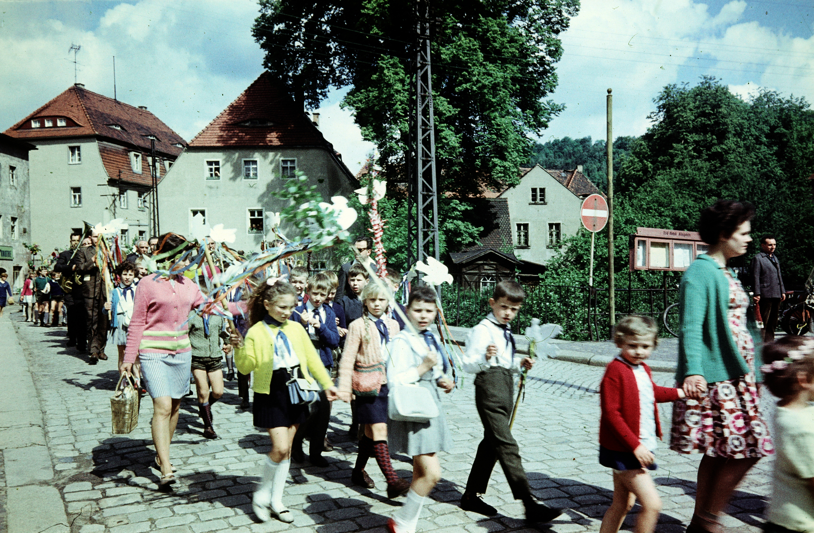 Germany, Königstein, (Szász-Svájc), Bielatalstraße, szemben a Biela folyó feletti hídon túl a Primater Strasse., 1969, Kristek Pál, colorful, wind band, Fortepan #274963