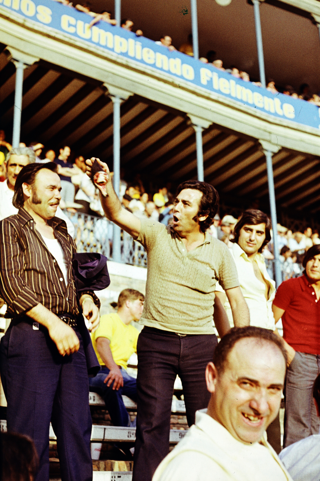 Spain, Calle de Xàtiva 28., bikaviadal aréna., 1974, Kristek Pál, colorful, men, hold in arms, Fortepan #274966