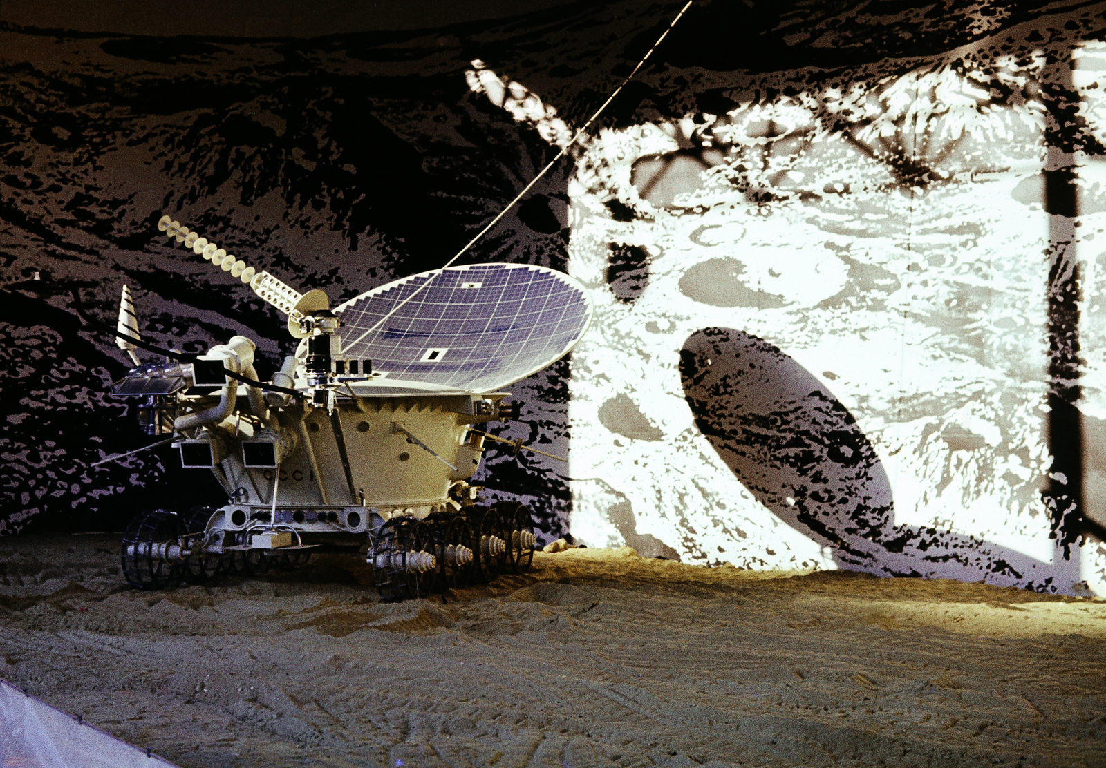 Russia, Moscow, Népgazdaság Eredményeinek Kiállítása (később Összoroszországi Kiállítási Központ), az Űrhajózás pavilonja. A Lunohod-1 holdjáró makettje., 1971, Kristek Pál, space research, replica, Fortepan #274971