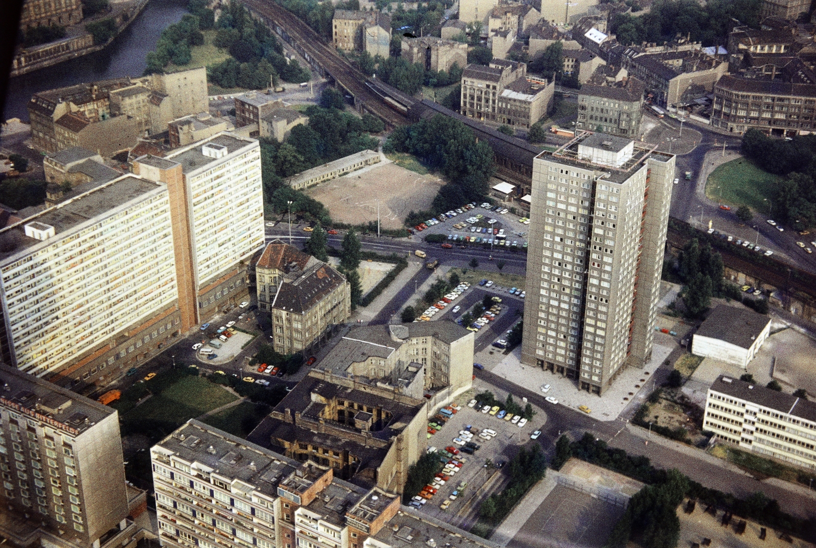 Germany, Berlin, Kelet-Berlin, kilátás a TV toronyból, jobbra a Rochstrsse 7. szám alatti toronyház., 1985, Kristek Pál, picture, GDR, East-Berlin, colorful, Fortepan #274975