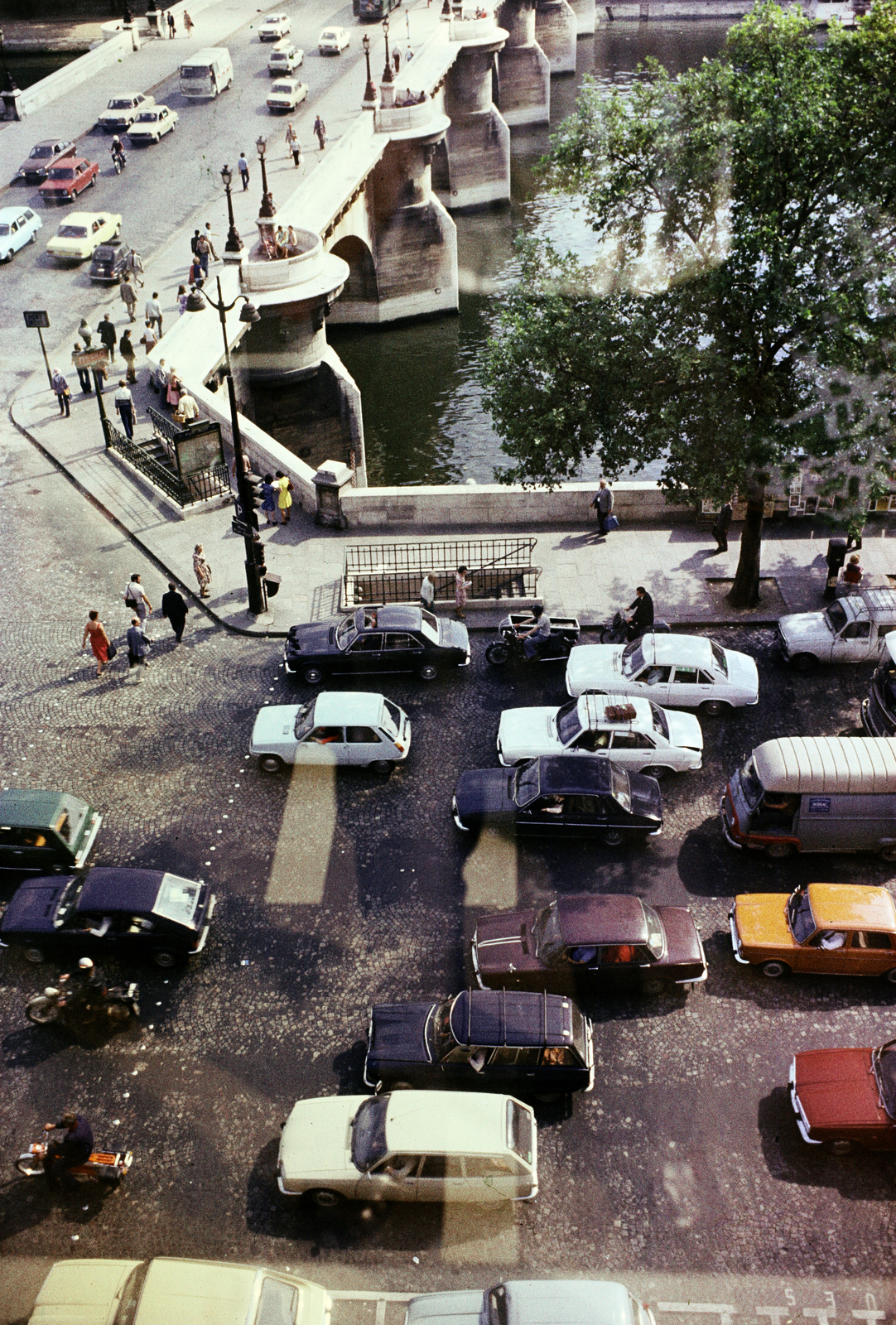 France, Paris, Quai du Louvre a Cité-szigetre vezető, Szajna feletti Pont Neuf hídfőjénél., 1980, Kristek Pál, traffic, Fortepan #274988