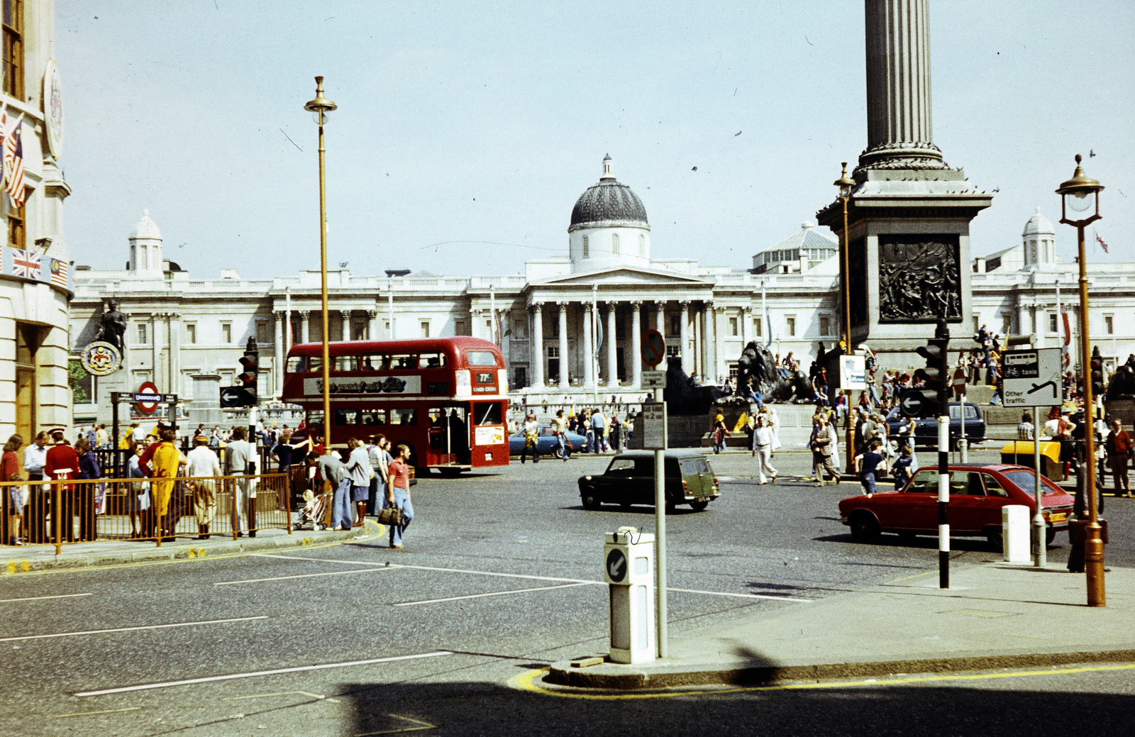 United Kingdom, London, Trafalgar Square, szemben Nemzeti Galéria, jobbra a Nelson's Column., 1977, Kristek Pál, Fortepan #274989