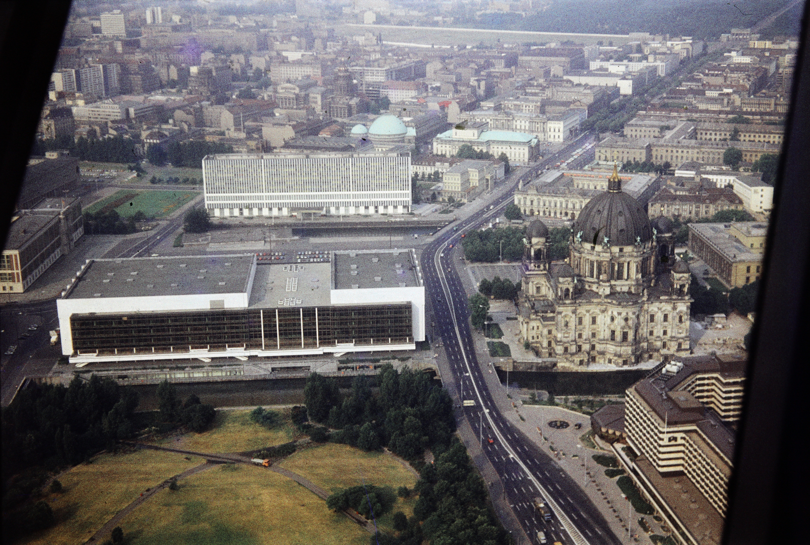 Germany, Berlin, Kelet-Berlin, kilátás a TV toronyból a Hotel Stadt Berlin felé, mögötte a Karl Marx Allee, balra a Karl-Liebknecht-Strasse., 1985, Kristek Pál, picture, GDR, East-Berlin, colorful, Fortepan #274994