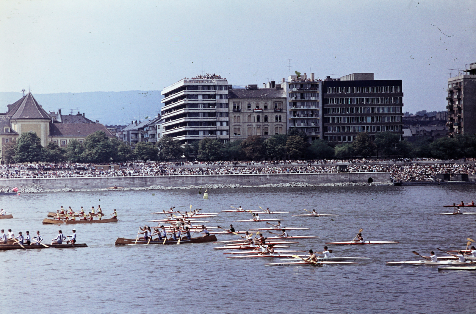 Magyarország, Budapest I.,Budapest II., augusztus 20-i vízi- és légiparádé a Dunán, szemben a Bem rakpart és a Csalogány utca torkolata., 1970, Kristek Pál, evezés, kajak, kenu, Budapest, színes, Fortepan #274995