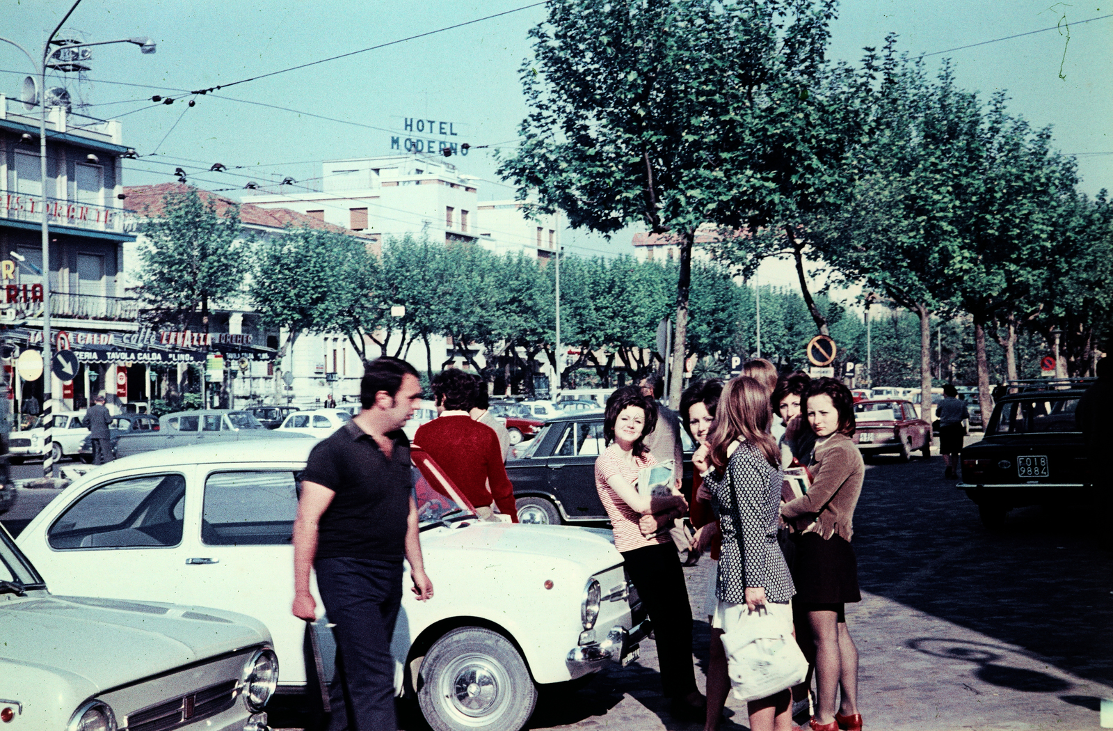 Italy, Rimini, Piazzale Cesare Battisti, háttérben a Hotel Moderno., 1970, Kristek Pál, car park, Fortepan #275000