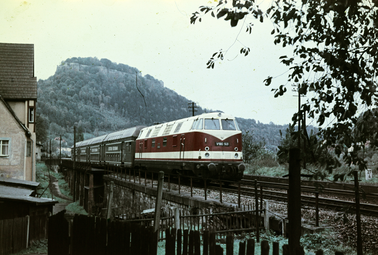Germany, Königstein, (Szász-Svájc), a felvétel a Große Hirschke patak vasút alatti átvezetésénél készült, háttérben a Festung Königstein., 1969, Kristek Pál, diesel locomotive, GDR, colorful, Fortepan #275003