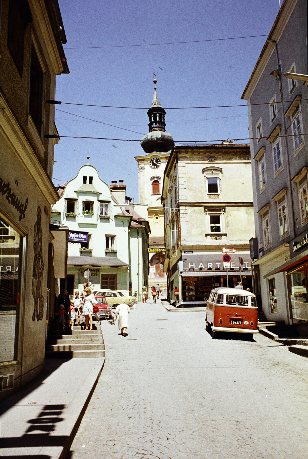 Ausztria, Gmunden, Kirchengasse, szemben a Stadtpfarrkirche látható., 1971, Kristek Pál, utcakép, Volkswagen-márka, rendszám, Fortepan #275006