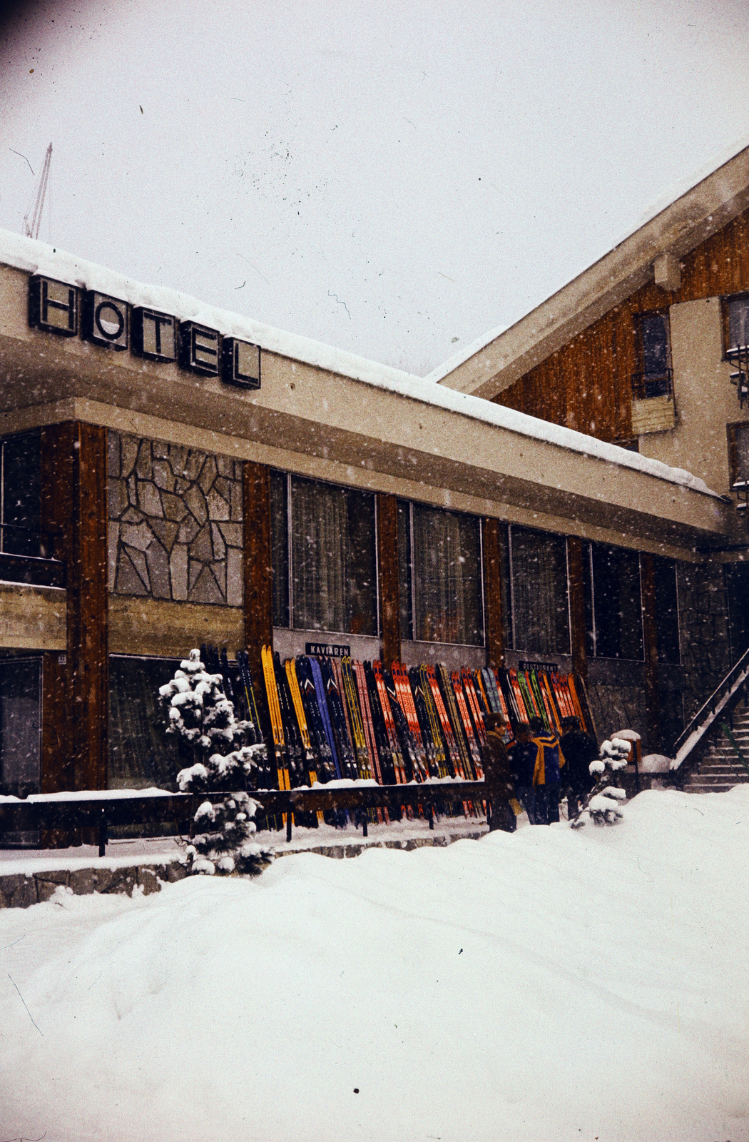 Slovakia, High Tatras, Štrbské pleso, 1970-ben az Északisí-világbajnokság alkalmából épített szálloda (ma Hotel FIS)., 1976, Kristek Pál, skis, winter, hotel, Fortepan #275009
