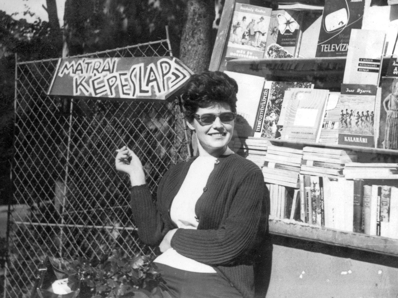 1965, Mészöly Leonóra, portrait, ad, sunshine, cigarette, smoking, shades, lady, book seller, Fortepan #27502