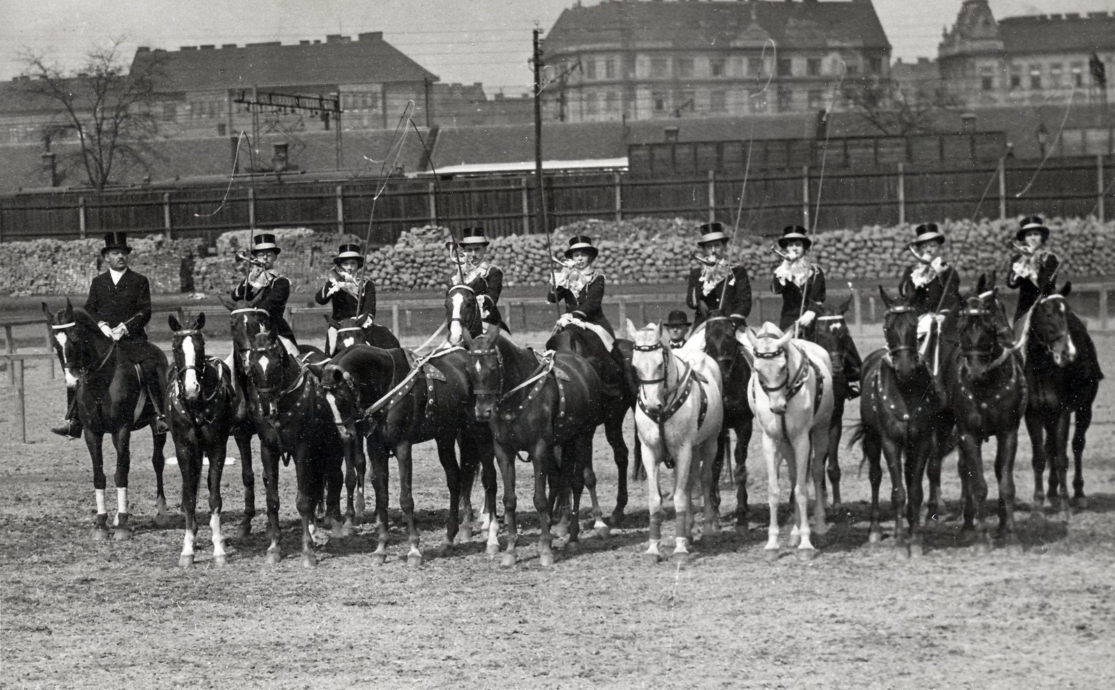 Hungary, Budapest VIII.,Budapest VII., a felvétel Tattersallban készült, háttérben a Keleti pályaudvaron túl a Verseny utca, a Murányi utca és a Jobbágy (Bem) utca találkozásnál álló házak láthatók., 1922, Jurányi Attila, Budapest, hunting, rider, women's saddles, horn, top hat, Fortepan #275030
