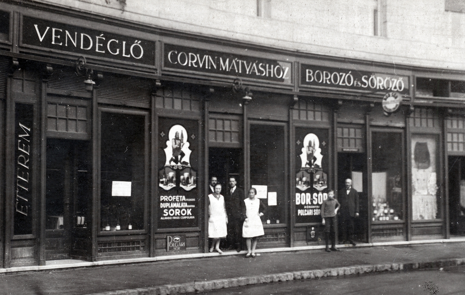 Hungary, Budapest VIII., Corvin (Kisfaludy) köz 4., Vendéglő / Borozó és Söröző Corvin Mátyáshoz., 1930, Jurányi Attila, Budapest, restaurant, store display, Fortepan #275031