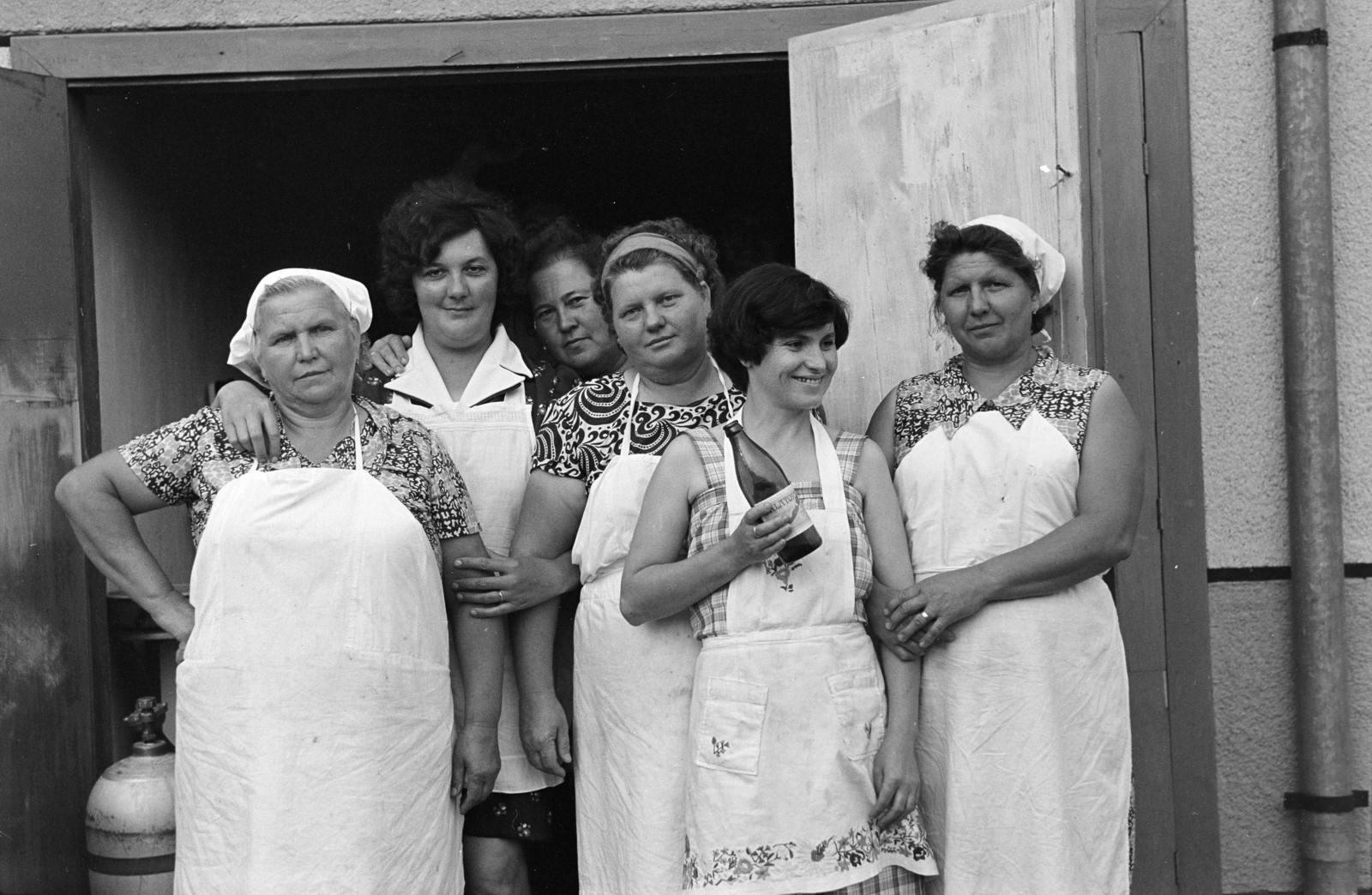 1971, Hajdú György, Best of, smile, akimbo, tableau, women, headscarf, beer bottle, apron, gas tank, Fortepan #275059