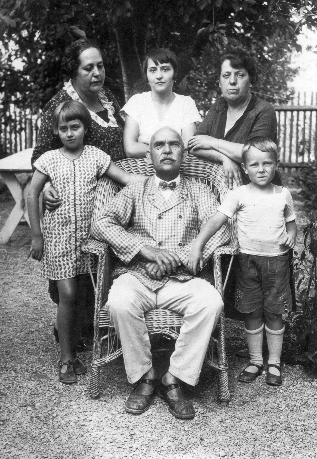 Hungary, Makó, 1935, Mészöly Leonóra, family, garden, yard, wicker chair, women, moustache, kids, lath fence, man, garden furniture, Fortepan #27506