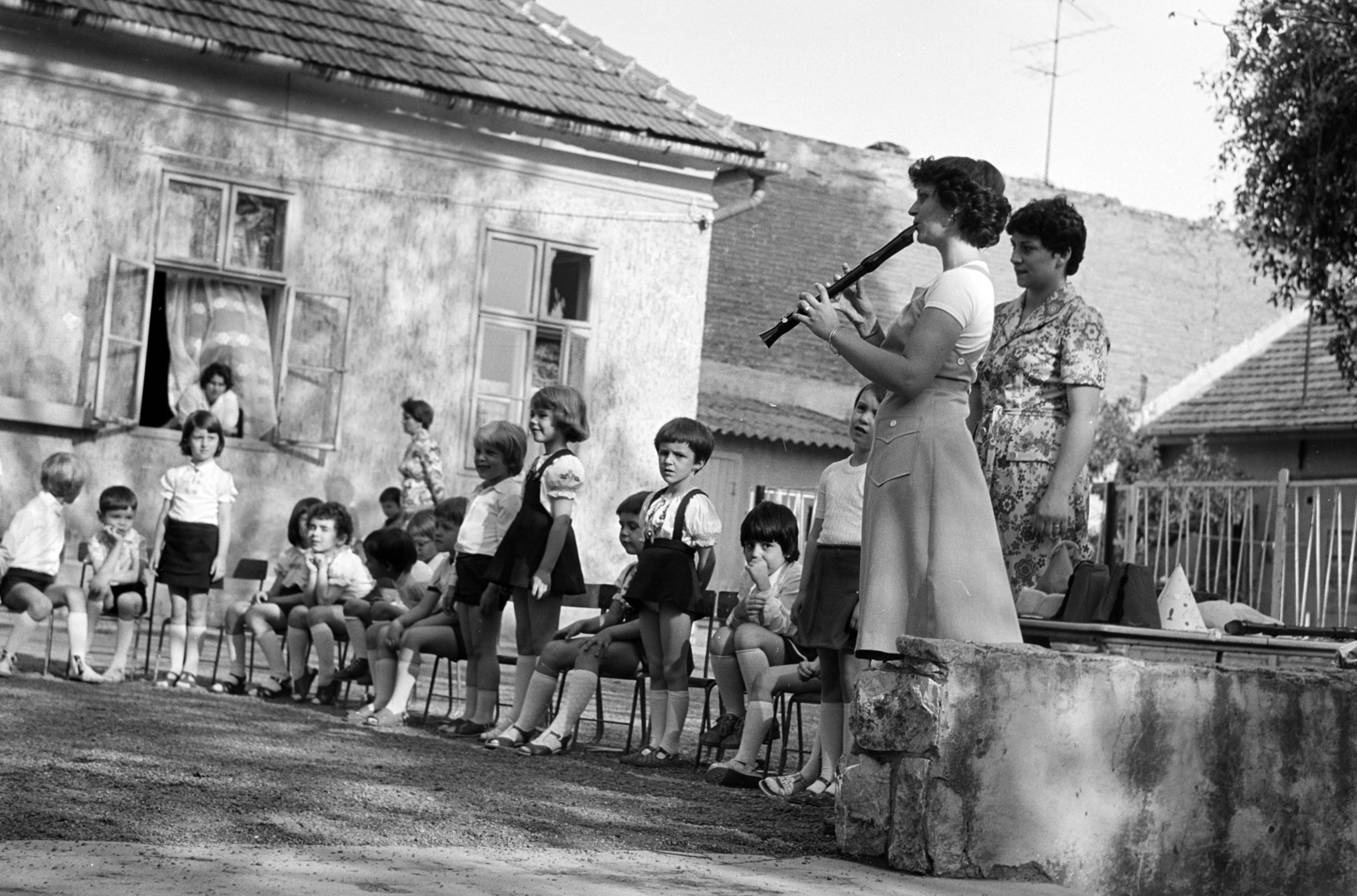 1973, Hajdú György, peeking, leaning out of the window, nursery, clarinet, musical instrument, Fortepan #275066