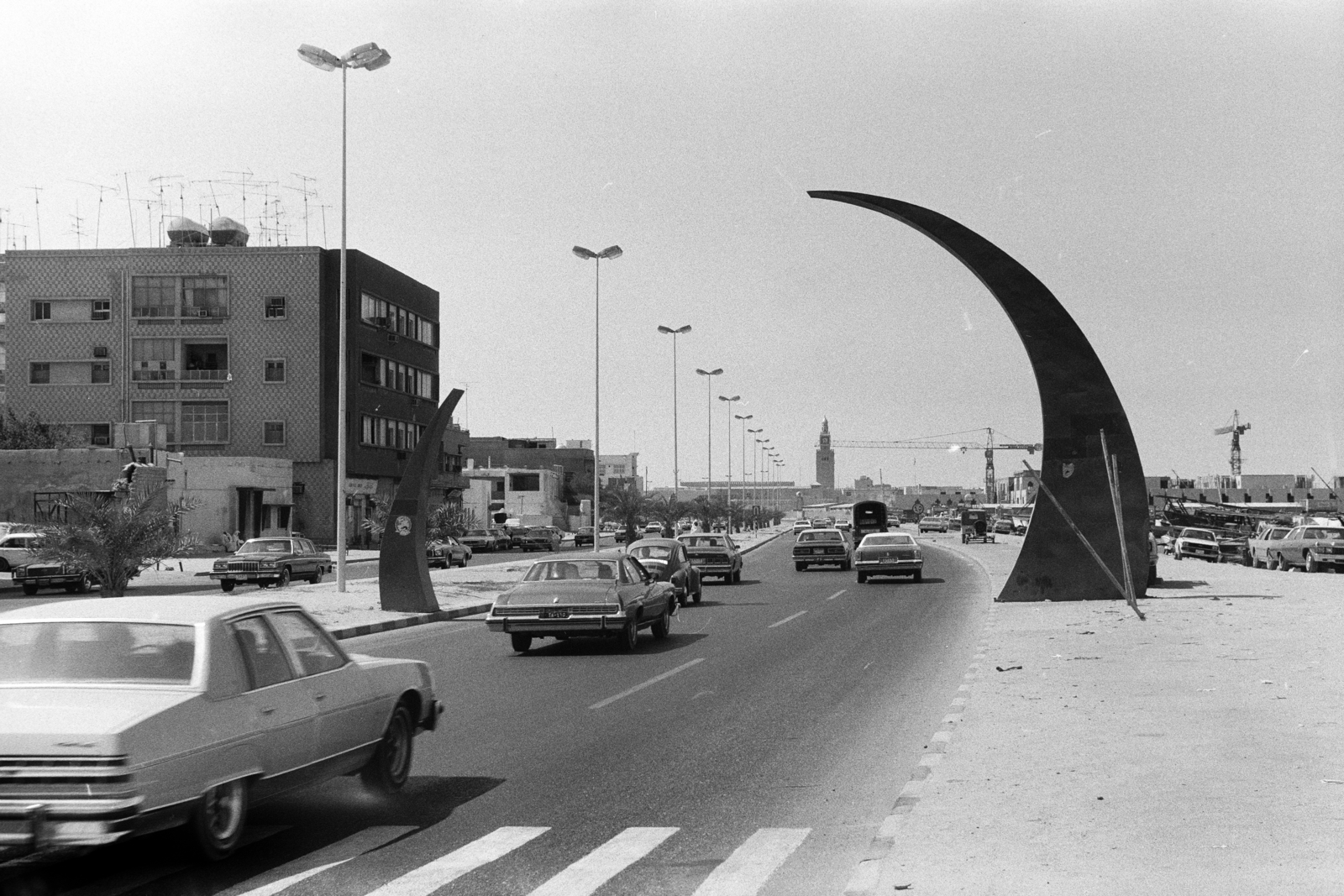 Kuwait, Kuwait City, háttérben a Seif téren a kuvaiti emír palotája (Seif palace) és annak óratornya látszik., 1979, Hajdú György, Fortepan #275170