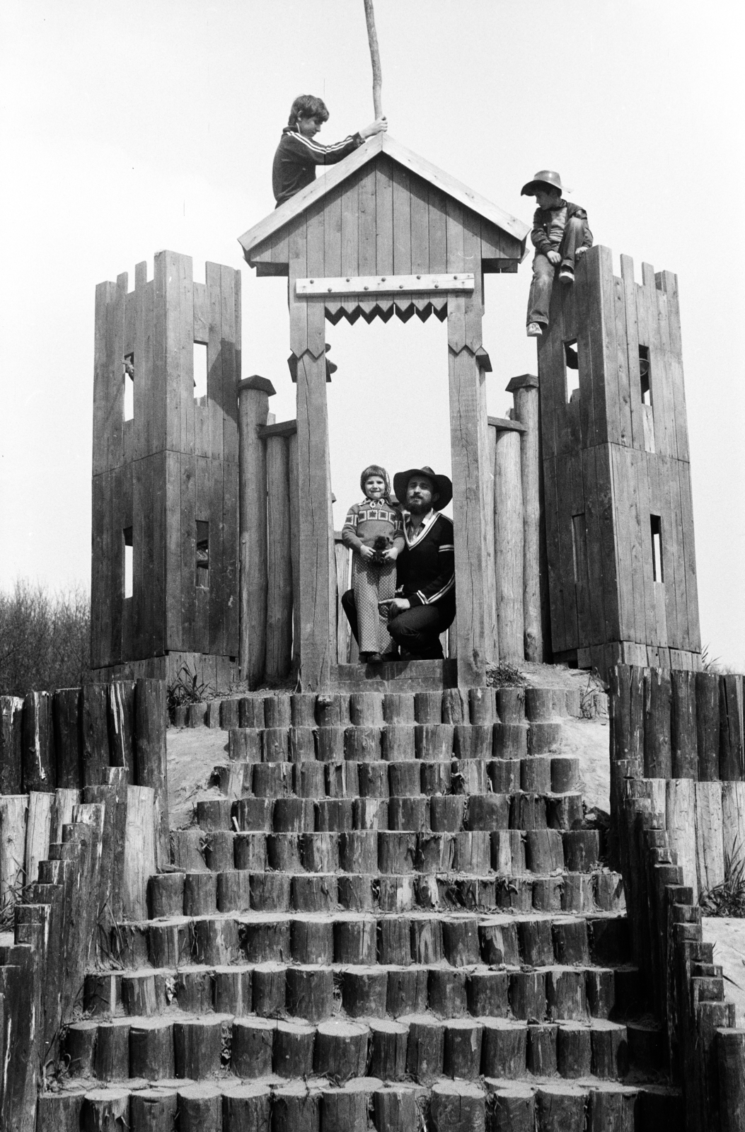 Hungary, Nagykanizsa, favár a város határához közeli Csónakázótónál., 1975, Hajdú György, standing in door, Fortepan #275182