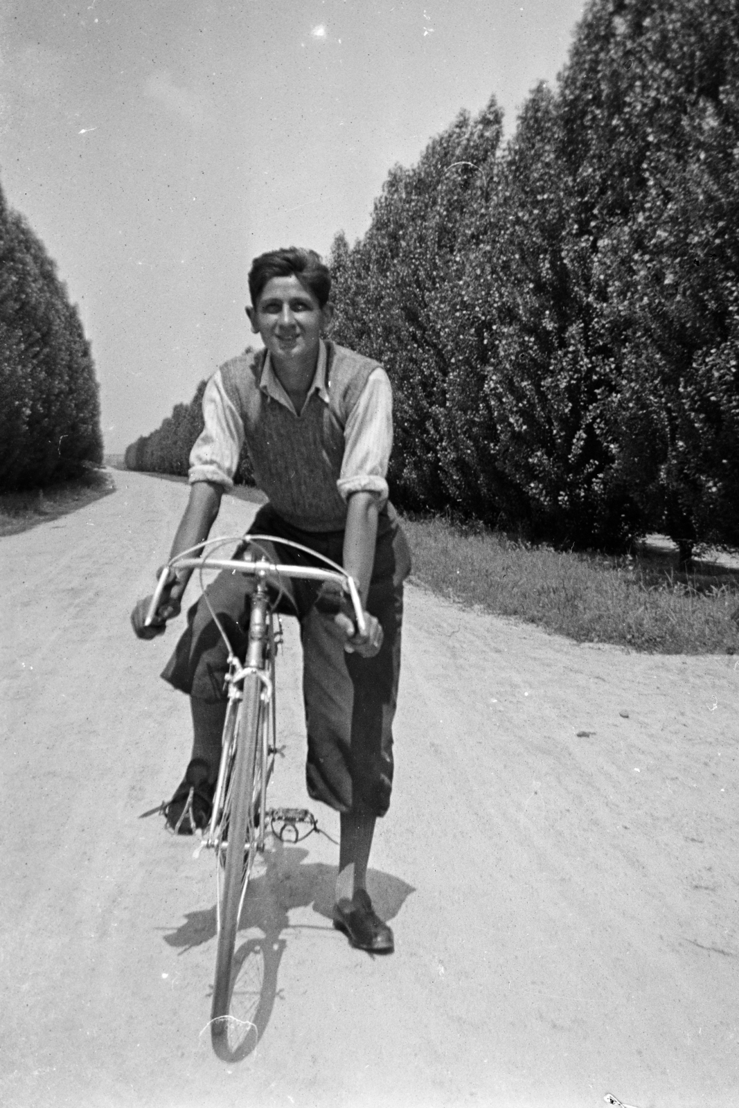 1935, Hajdú György, bicycle, vest, shirt, teenager, alley, breech, boys' school, Fortepan #275190