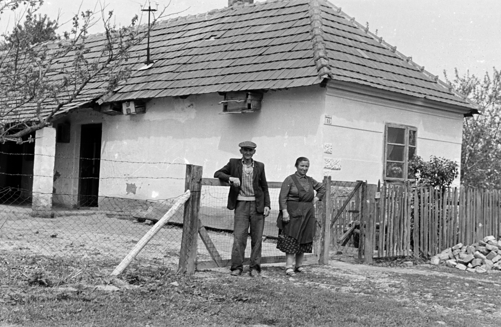 Hungary, Szabadság utca, a felvétel a 10-es számú ház előtt készült., 1958, Hajdú György, man and woman, village, Fortepan #275206