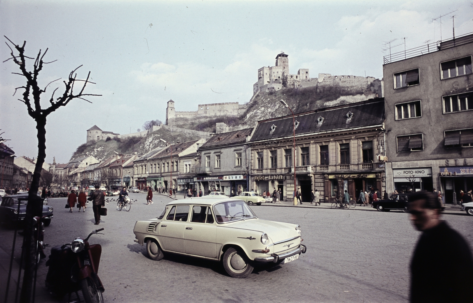 Szlovákia, Trencsén, Mierové námestie, fenn a vár., 1972, Páldi Vince, kastély, Skoda-márka, Fortepan #275228