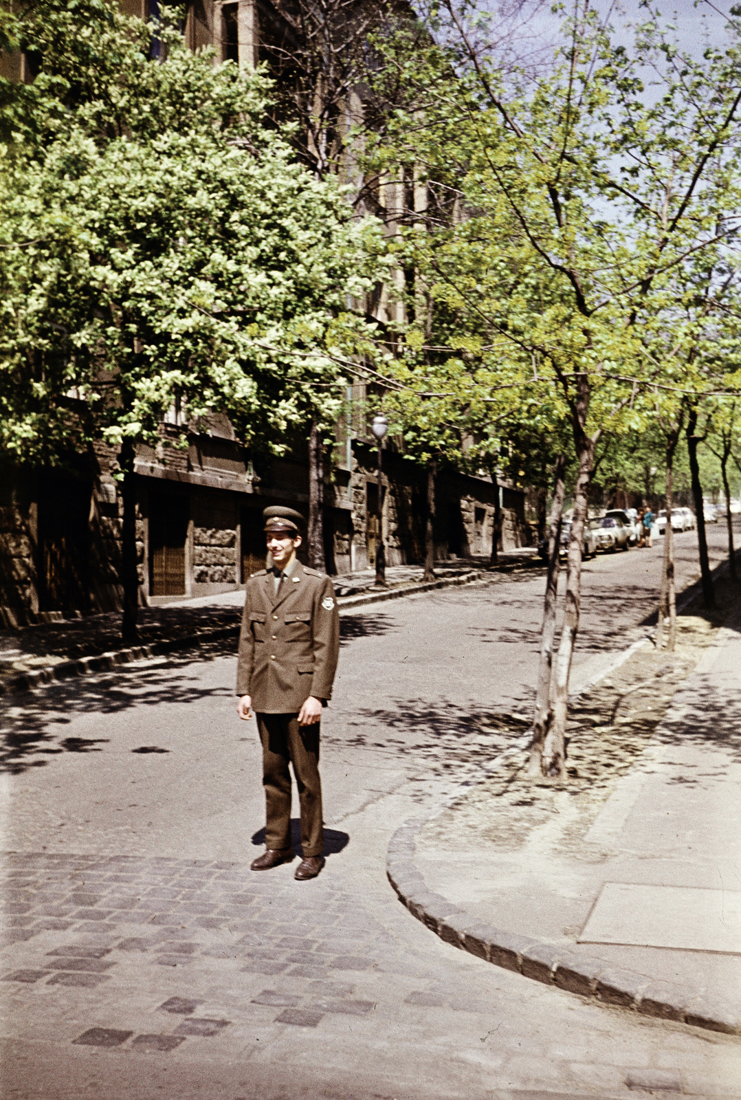 Hungary, Budapest II., Kitaibel Pál utca, a felvétel a Keleti Károly utcai kereszteződésnél készült, háttérben a Bimbó út felé vezető szakasz látható., 1975, Páldi Vince, Budapest, colorful, Hungarian soldier, Fortepan #275239