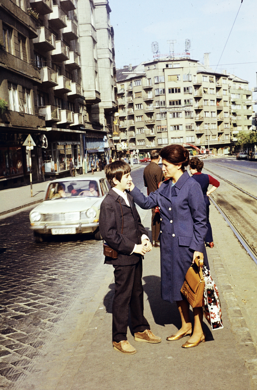 Hungary, Budapest II., Margit körút (Mártírok útja), villamosmegálló a Keleti Károly utcánál, háttérben a Bem József utca sarkán álló ház látható., 1975, Páldi Vince, Budapest, Fortepan #275240