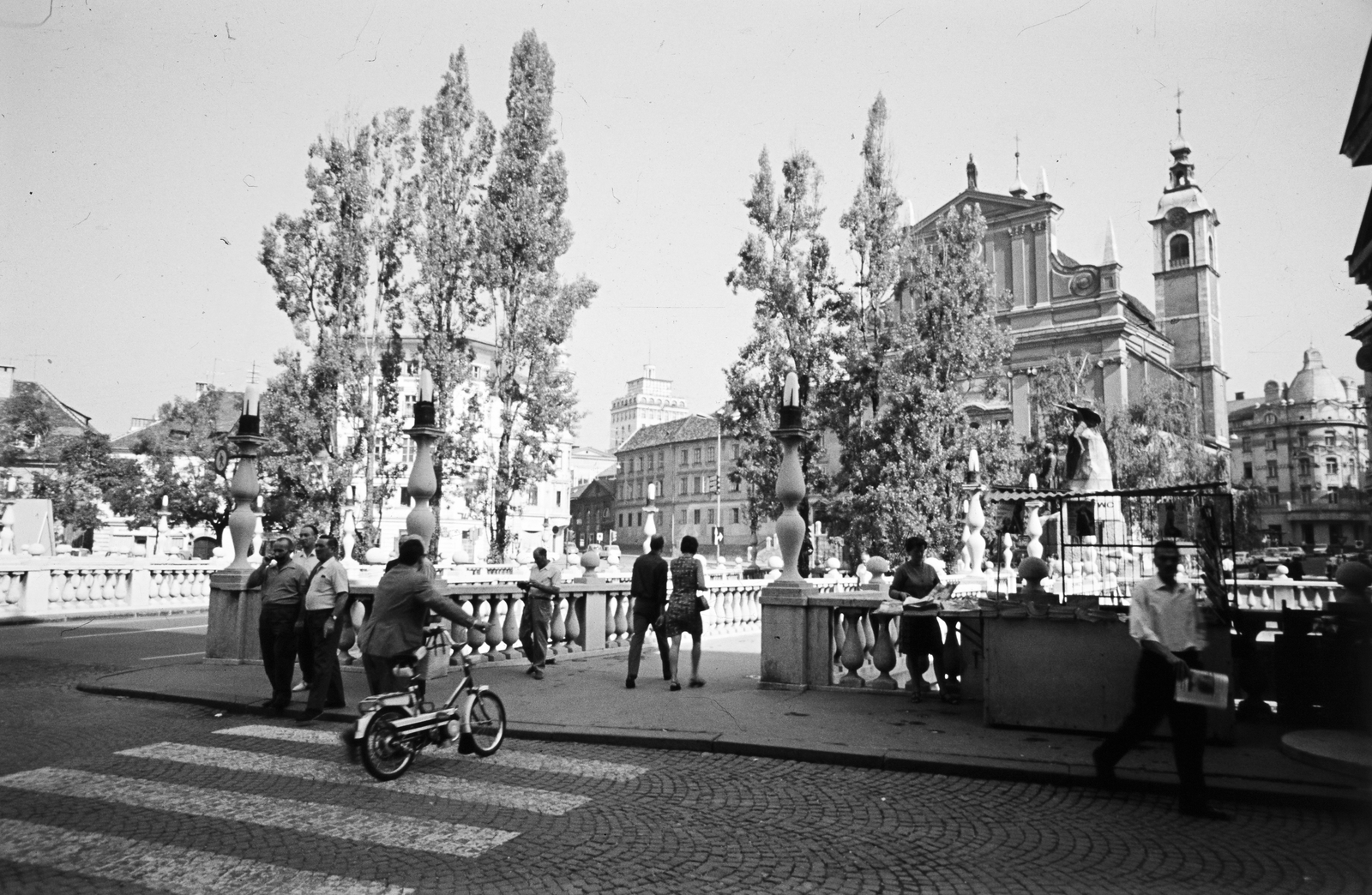 Szlovénia, Ljubljana, az Adamič-Lundrovo nabrežje, középen a Hármas híd, háttérben a ferences templom (Frančiškanska cerkev Marijinega oznanenja)., 1971, Páldi Vince, Fortepan #275243