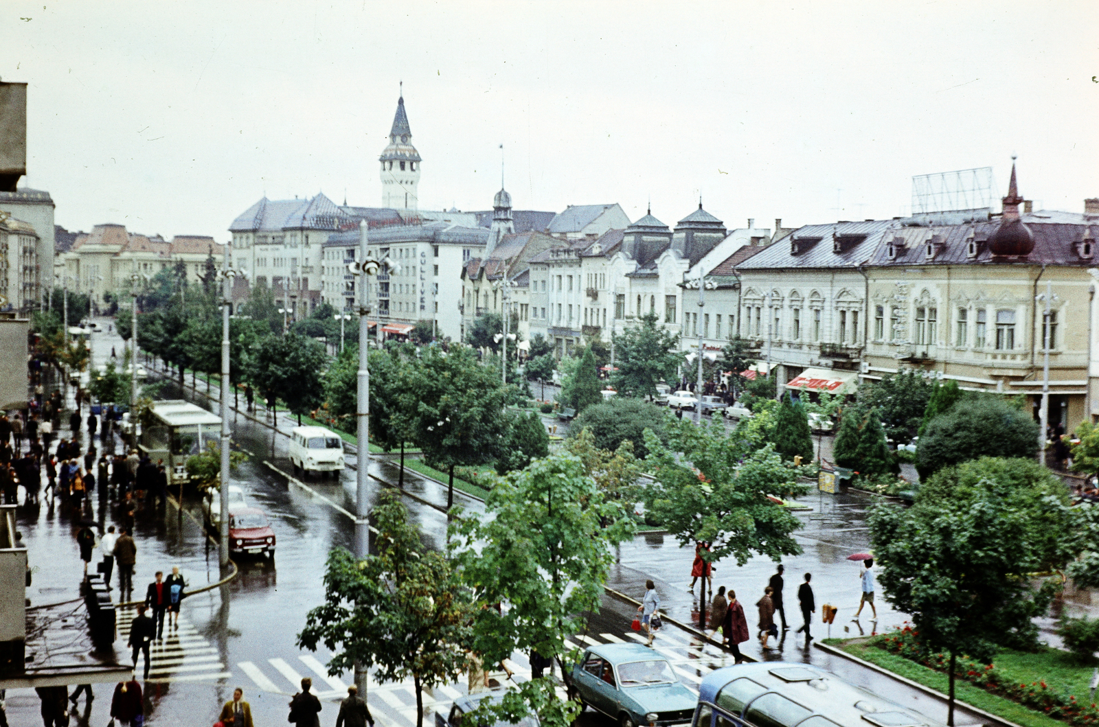 Romania,Transylvania, Târgu Mureș, Rózsák tere (Piata Trandafirilor), a háttérben a Városháza tornya, tőle balra a Kultúrpalota., 1971, Páldi Vince, Fortepan #275247